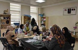 Kadınlar hem öğreniyor hem aile bütçesine katkı...