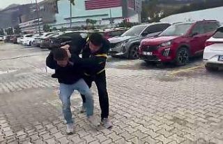 Kadınlar tuvaletinde kabine saklanarak 15 kadının...