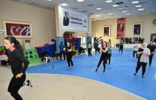 Kadınlar zumba ile hem spor yapıyor hem sosyalleşiyor