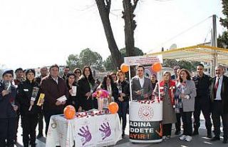 Kadınlara karanfil dağıtıldı, KADES uygulaması...