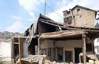 Kahramanmaraş’ta metruk binalar korku saçıyor
