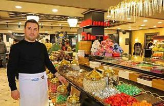 Kahramanmaraş’ta tezgahlar şeker ve çikolatalarla...