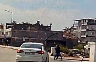 Kaldırımda yürüyen kadının boynundaki kolyeyi...