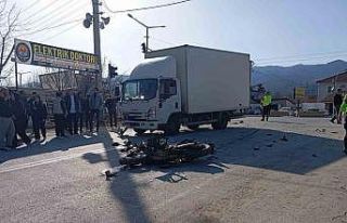 Kamyonet ile çarpışan motosikletin sürücüsü...