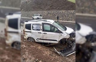 Kamyonetin takla atmasıyla aynı aileden 5 kişi...