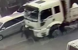 Kamyonun çarptığı yaşlı adam ağır yaralandı