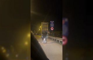 Kanepeyi motosikletle taşıdılar