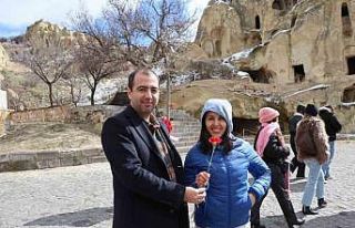 Kapadokya’da kadın turistlere çiçekli 8 Mart...