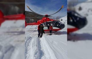 Kar engeli ambulans helikopterle aşıldı