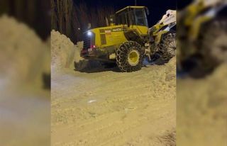 Kar kalınlığı iş makinesinin boyunu geçti