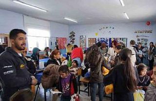 Kar tünellerinden geçerek zorlu yolları aştılar,...