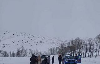 Kar yolları kapattı, öğretmenler yolda kaldı