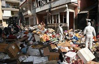 Karabağlar’da çöp evden 12 kamyon atık çıkarıldı