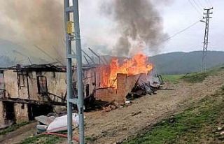 Karabük’te 2 katlı ahşap ev alevlere teslim oldu