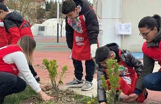 Karabük’te öğrenciler hatıra fidanlarını toprakla...