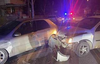 Karaman’da iki otomobilin çarpışması kameraya...