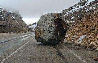Karaman’da yola dev kaya düştü