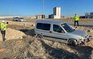 Karaman’da yoldan çıkan hafif ticari aracın sürücüsü...