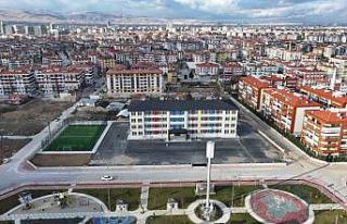 Karatay’da 8 okula FIFA standardında yeni halı...