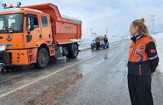 Karayollarına kadın eli: En zor şartlarda sahada