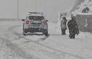 Karda mahsur kalan aileyi emniyet kurtardı