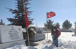 Karla kaplanan şehitlikte temizlik yaptılar