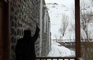 Kars eksi 15’i gördü: Çatılarda 3 metrelik buz...