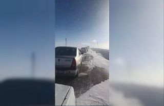 Kars-Göle yolunda onlarca araç mahsur kaldı