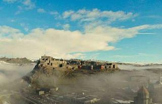 Kars Kalesi sis bulutları arasında kayboldu