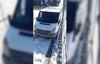 Kars’ta asma köprüde minibüs mahsur kaldı