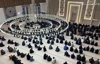 Kars’ta bayram namazında camiler doldu, taştı