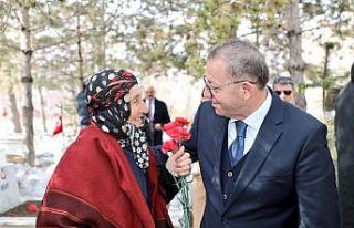 Kars’ta bayramda şehitliğe anlamlı ziyaret