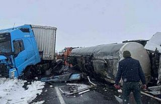 Kars’ta devrilen zift yüklü tankere tır çarptı:...