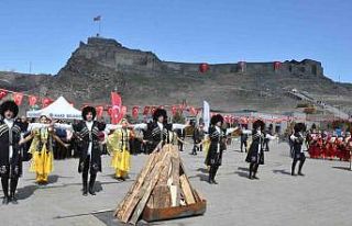 Kars’ta Nevruz coşkusu: Ateş yakıldı, halaylar...