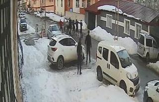 Kars’ta silahlı sopalı kavga güvenlik kamerasında:...