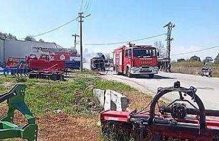 Karton yüklü kamyonet seyir halindeyken yandı