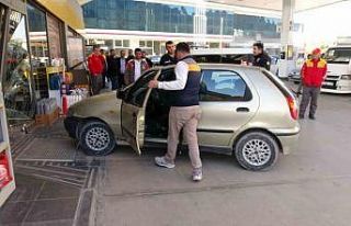 Kasiyerle tartışan sürücü aracıyla istasyona...