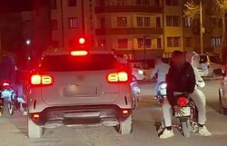 Kasksız şekilde motosiklete ters oturdu