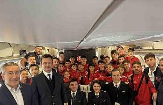 Katar’da mahsur kalan sporcular Türkiye’ye geldi