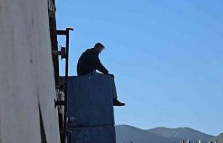 Kavalı alınan sokak sanatçısı çatıya çıktı