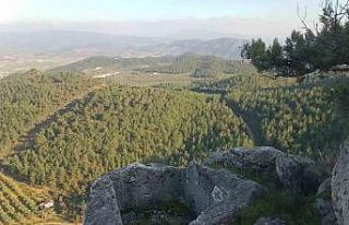 Kaya mezara defineciler tarafından zarar verildi