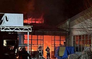 Kayseri’de mobilya atölyesi alevlere teslim oldu