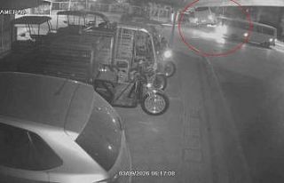 Kaza yapan otel servisi, park halindeki araçların...