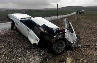 Kazada ikiye bölünen otomobil sürücüsü yaralandı