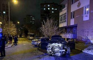 Kazada savrulan otomobil duvarı yıktı: 1’i ağır...