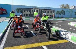 Kilis’te öğrenciler trafik parkında direksiyon...