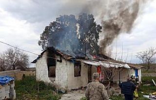 Kırıkhan’da müstakil ev alevlere teslim oldu