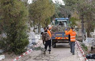 Kırıkkale Belediyesi mezarlıklarda bakım çalışması...