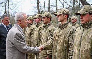 Kırklareli Valisi Turan, sınır karakolunda Mehmetçikle...