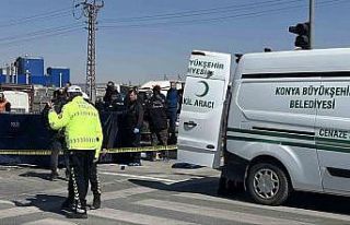 Kırmızı ışıkta bekleyen hafif ticari araca motosiklet...